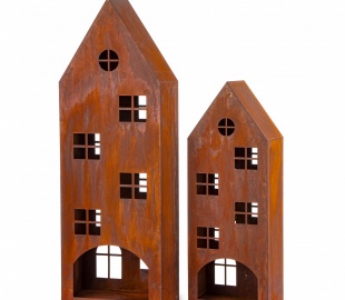 Металлические подсвечники и цветы